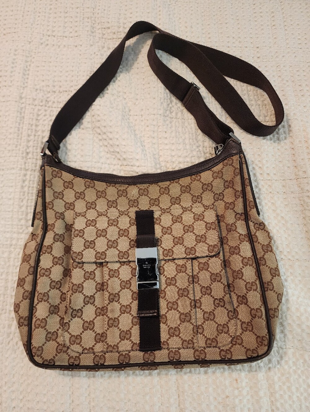 Gucci Beige/Brown Signaturd GG Print Canvas Crossbody Bag with Silver Buckle